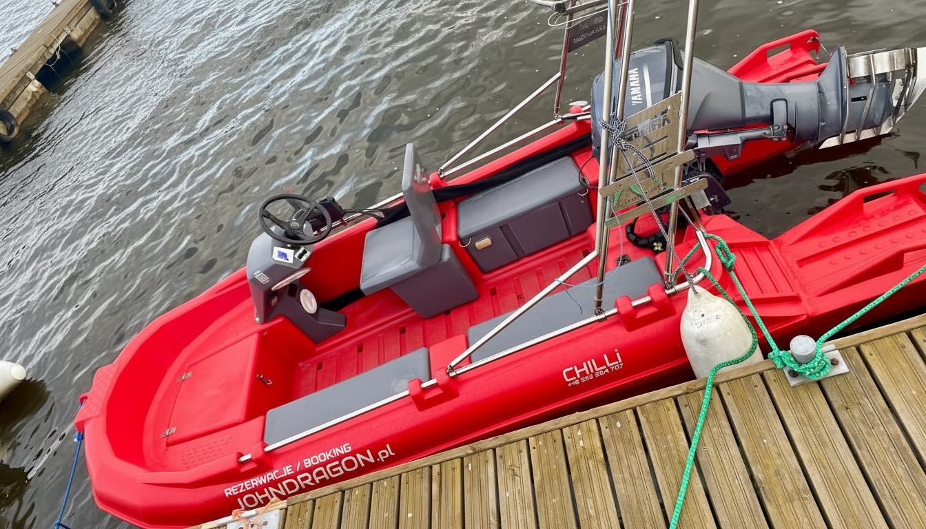 Motorówka CHILLi Boats bez patentu na Jeziorze Zegrzyńskim - widok z góry
