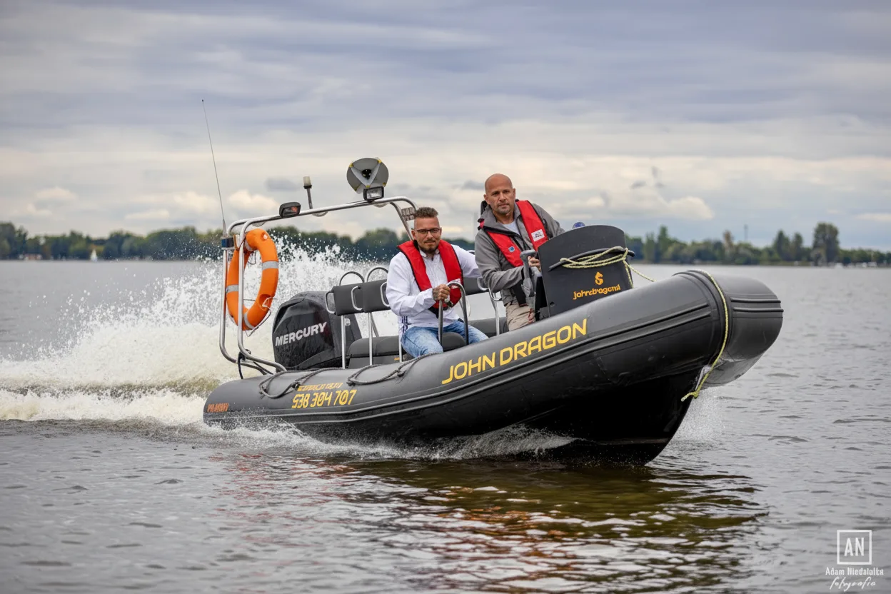 Captain steering a speedboat on Zegrze Lake